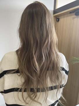 シロ(shiro.) 大人女子の白髪ぼかしカラー