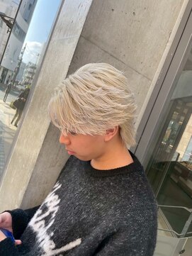 ヘアサロン アウラ(hair salon aura) ホワイトブロンドショートフェザーハイトーンカラー