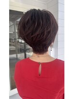 プロスプロカ(Pros-Proca)&nbsp;ボリューム感ある耳だしショートスタイル