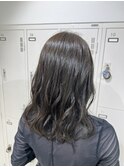 オリーブグレージュ×イヤリングカラーブルージュ