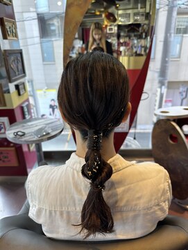 グリッツ (GLITZ) ナチュラルタイトは編みおろし お呼ばれヘア