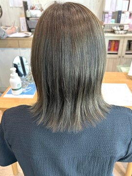 ラ レーヌ バイ ハセ(La reine by HASE) 【イルミナカラー】赤みを抑えたオリーブ系カラー