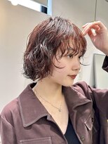 顔まわりレイヤーボブパーマ切りっぱなしショートワインレッド