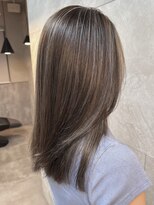 ドゥマン(Demain)&nbsp;細ハイライト×寒色グレージュ｜脱白髪染めにも◎柔らかミディ