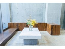 マジコ 表参道(Magico)の雰囲気（店内入り口。地下ですが自然光の入る空間。[表参道/髪質改善]）