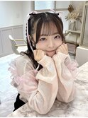 ベージュカラー × 三つ編みハーフツインアレンジ