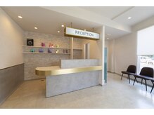 ルル(LURU)の雰囲気（白を基調とした明るい店内）