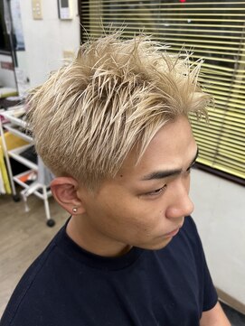 カットクラブ髪屋 ジャンキーズ(Junkey’s) スパイキーショート ブロンドカラー