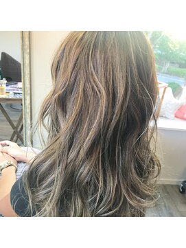 リュッカ ヘア サロン(Lycka) やわらか質感 プラチナハイライト