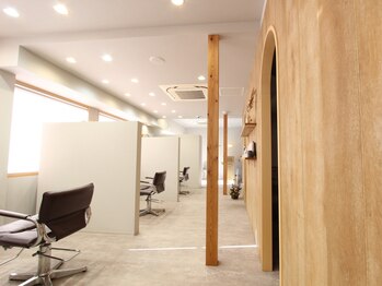 アパートメント 下関垢田店(APARTMENT)の写真/カットブースはすべて全席半個室♪丁寧なカウンセリングと高い技術で理想のスタイルに＊髪のお悩みも解決◎