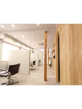 カットブースはすべて全席半個室♪丁寧なカウンセリングと高い技術で理想のスタイルに＊髪のお悩みも解決◎