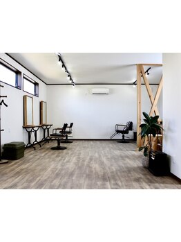 広い駐車場と一棟完全貸し切りの自由なプライベート空間。