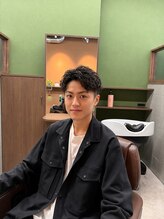 ブリリアント ヘアー ダイヤ(Brilliant Hair Dia)&nbsp;20代メンズ向けセンターパート｜色気と動きのメンズパーマ