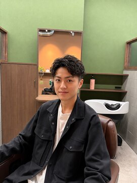 ブリリアント ヘアー ダイヤ(Brilliant Hair Dia) 20代メンズ向けセンターパート｜色気と動きのメンズパーマ