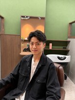 ブリリアント ヘアー ダイヤ(Brilliant Hair Dia) 20代メンズ向けセンターパート|色気と動きのメンズパーマ