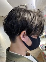 レア(LEA)&nbsp;メンズゆるパーマ前下がりナチュラルツーブロック【LEA】