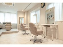 キリ(kiri)の雰囲気（店内は白を基調とした落ち着いた雰囲気）