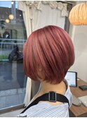 ピンクカラー、前下がりショートボブ
