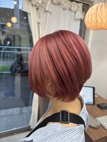 ルピナス 北千住(Lupinus) ピンクカラー、前下がりショートボブ