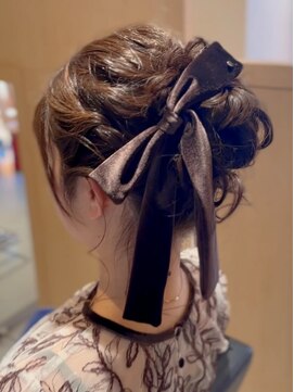 フォーエス(4S) 高めのふわふわシニヨン ~結婚式お呼ばれヘアアレンジ~