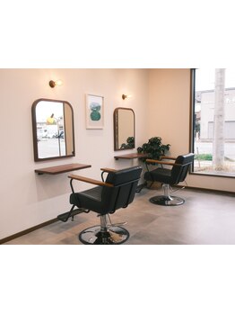 マンツーマンで落ち着いて過ごせるサロン。ゆっくり相談しながら、扱いやすい髪へ♪