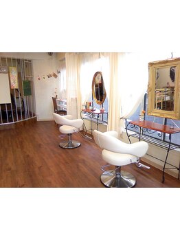 【お子様同伴可】遊び心溢れる小物や広々空間で、お子様も楽しめる工夫があるサロン！プロジェクターあり☆