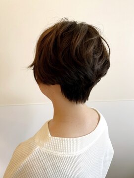 ヘアーウニール(Hair Unir) トップに軽さを出した大人のショート