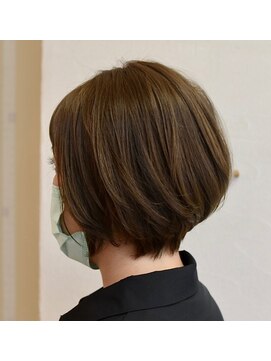 フロラクロマ 上通NEWS裏(FLORACHROMA) ４０、５０代 オリーブベージュ系ショートボブ