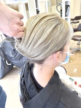 レッド(ReD) ホワイト系カラーリング ブリーチ