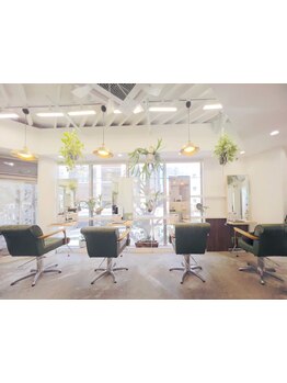 慌ただしさゼロ。熟練スタイリストが一人ひとりに寄り添う、落ち着いた大人のための美容空間