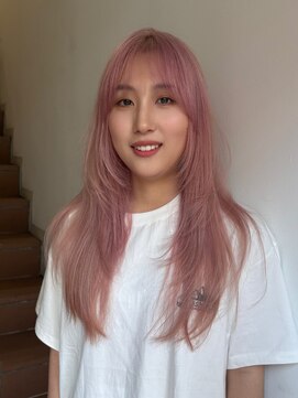 サンク 原宿 表参道(cinq) 柔らかい質感のピンクカラーで作る、レイヤーカットスタイル