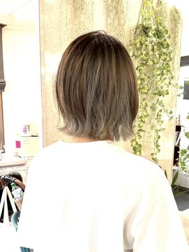 びゃんびゃん 浅水本店 ボブ/小顔に見せるヘア/オリーブグレー/ダブルカラー/ブリーチ