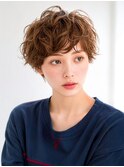 無造作カールで魅せる大人可愛いショートパーマ