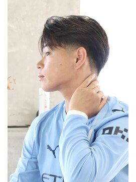 にもう ツーブロックショート/センターパート/毛流れパーマ