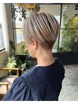 オトソーデン(Oto-soden)&nbsp;白髪ぼかしハイライト×刈り上げショート