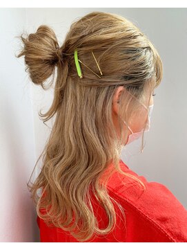 トロニー(TLONY) ベージュカラー/お団子アレンジ stylist/miaki