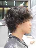 無造作に散るシャドウパーマにメンズミディアムで雰囲気UP