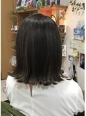 白髪ぼかしアッシュグレージュ×切りっぱなし　ミディアムstyle