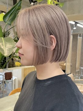サンク 原宿 表参道(cinq) ショートボブハイトーンカラーミルクティーベージュダブルカラー