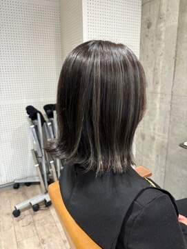 ヘアーアンドメイク ファット(Hair&Make PHAT) 30代40代50代ハイライト×暗髪カラー外ハネ耳掛けミディ