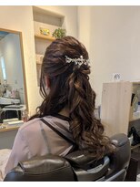 ももいろかぶとむし 【結婚式参列/2次会】ツヤ感と立体感。大人の上品ハーフアップ