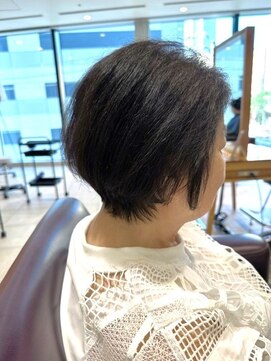 ビーハイブ 一番町店 アヴェダ(BEHIVE) 後ろがつぶれやすい方にオススメ　前下がりショートボブ