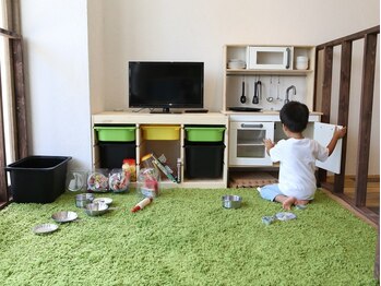 ヘアー パークス(Hair Parks)の写真/広くて快適なキッズルーム完備◇施術中もお子様の様子が見えるので安心してリラックスしたサロンタイムを◎