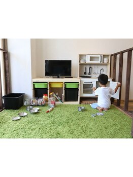 広くて快適なキッズルーム完備◇施術中もお子様の様子が見えるので安心してリラックスしたサロンタイムを◎