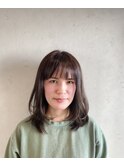 透明感が綺麗な暗めグレーベージュ