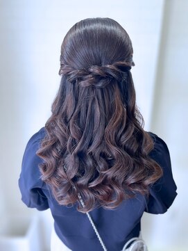 タグマル 結婚式ヘアセット☆タイトでエレガントなハーフアップ