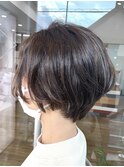 髪のクセを生かしたオシャレショートボブ