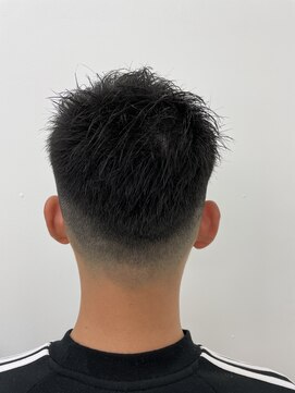 レオ 幸手(Leo) 30代40代メンズ刈り上げフェードスタイルかき上げ短髪ワイルド