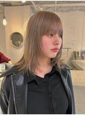 ハイトーンミルクティーカラーワイドバング顔周りレイヤー