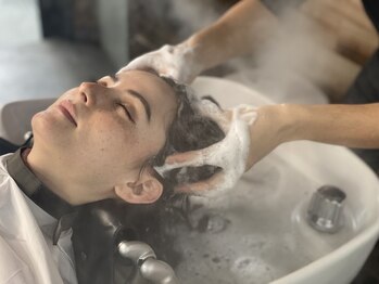 ユアーズ ヘア 恵比寿本店(youres hair)の写真/極上のヘッドスパで日々の疲れを癒し自分にご褒美を…♪プチスパが全メニューに◎［ヘッドスパ/髪質改善］